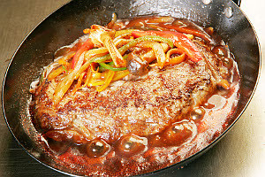 神戸牛も入っているジューシーなハンバーグ!