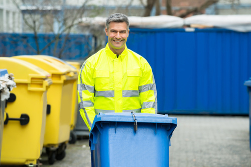 homme souriant qui travaille dans la gestion des déchets