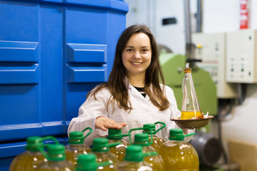 femme souriante qui travaille dans une usine de production agro-alimentaire