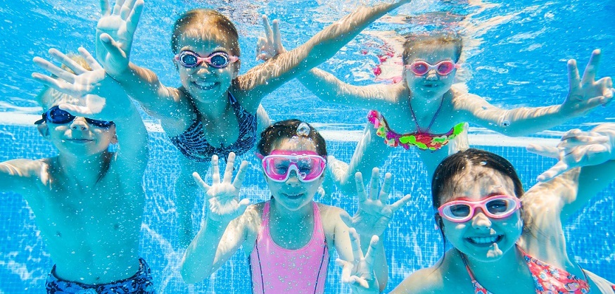 Kinder beim baden - medizinische Hilfe durch ERGO Schüler- und Jugendversicherung