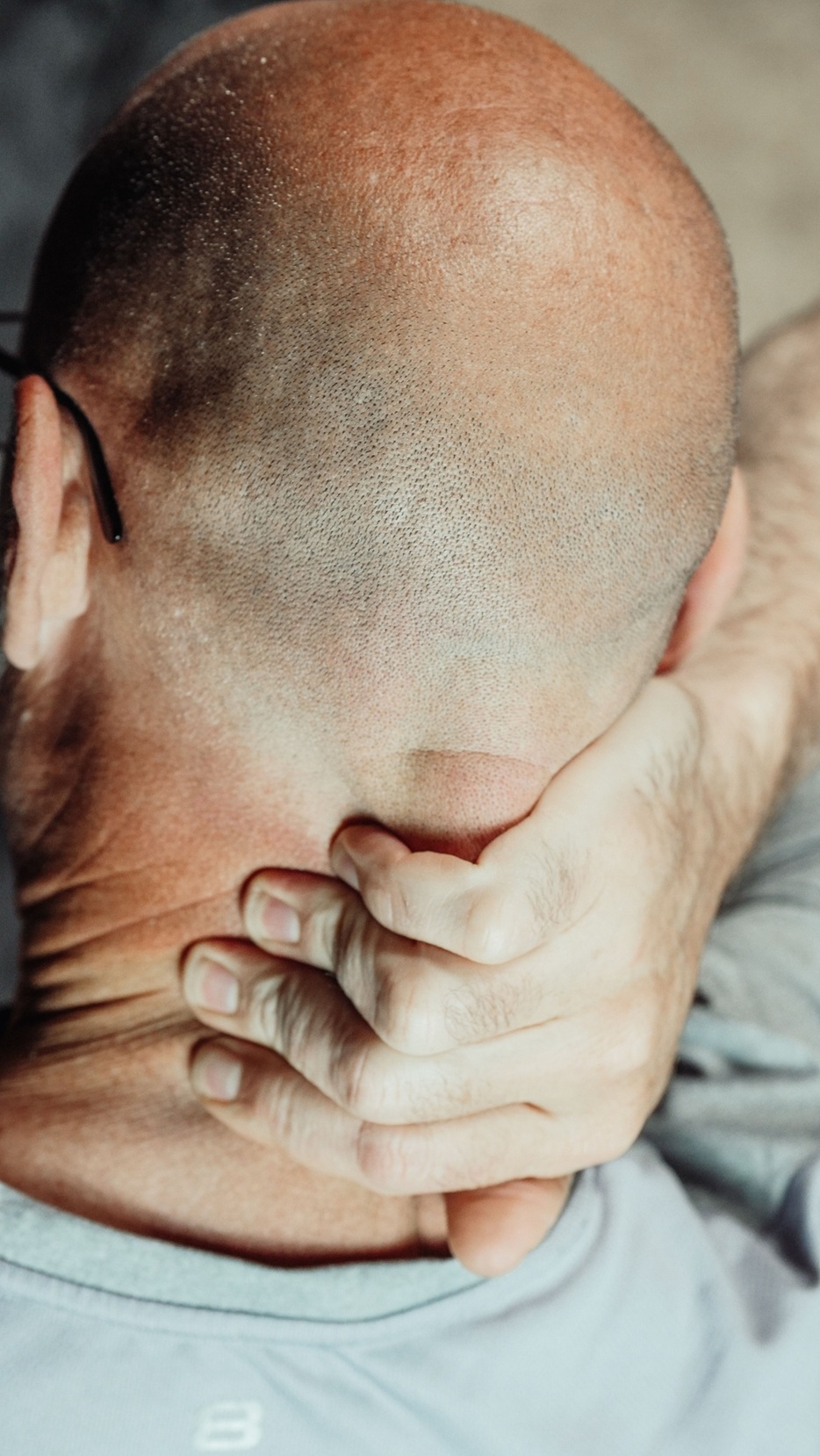 Chronischer Stress führt häufig zu flacher Atmung und erhöhter Spannung im Zwerchfell