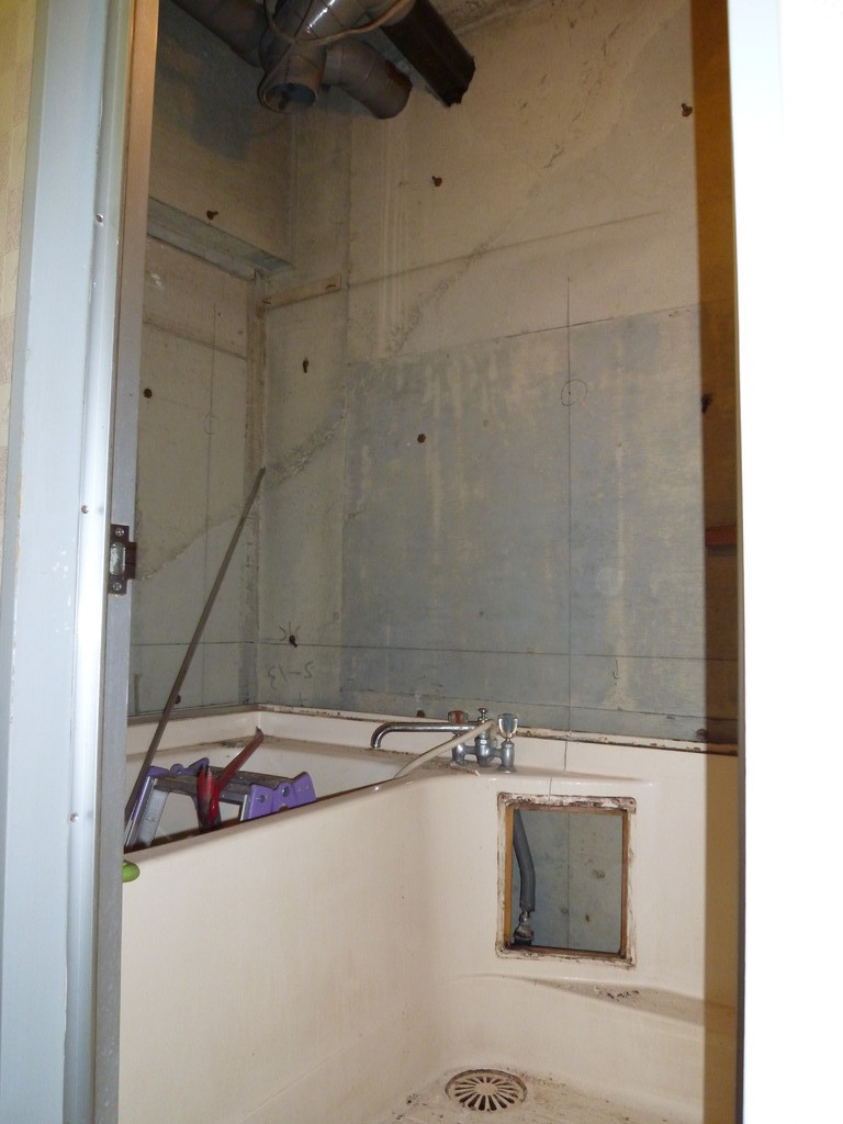浴室内部＆手前の壁　解体　1