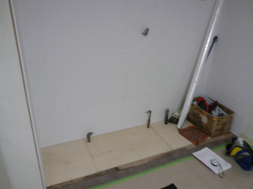 キッチン壁の下地として、不燃材（ケイ酸カルシウム板）を貼っていきます（白い部分）