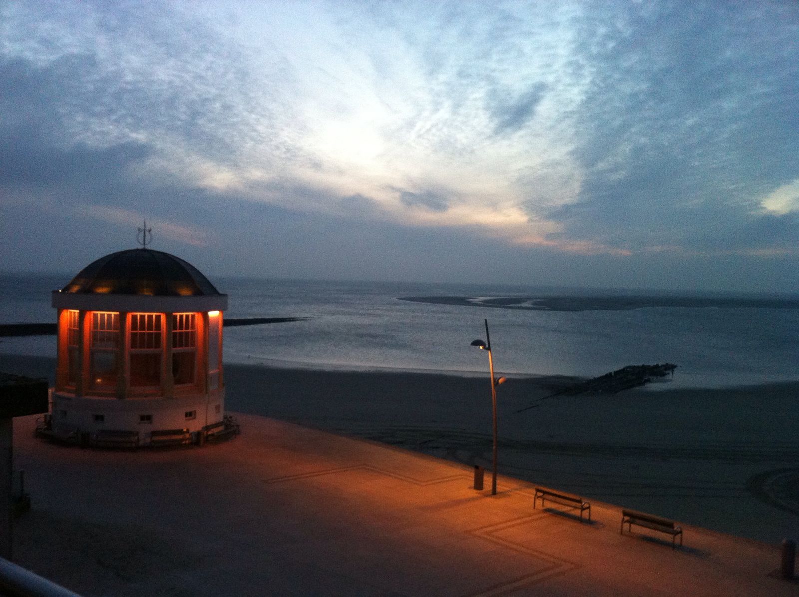 Strandpromenade in der Abenddämmerung