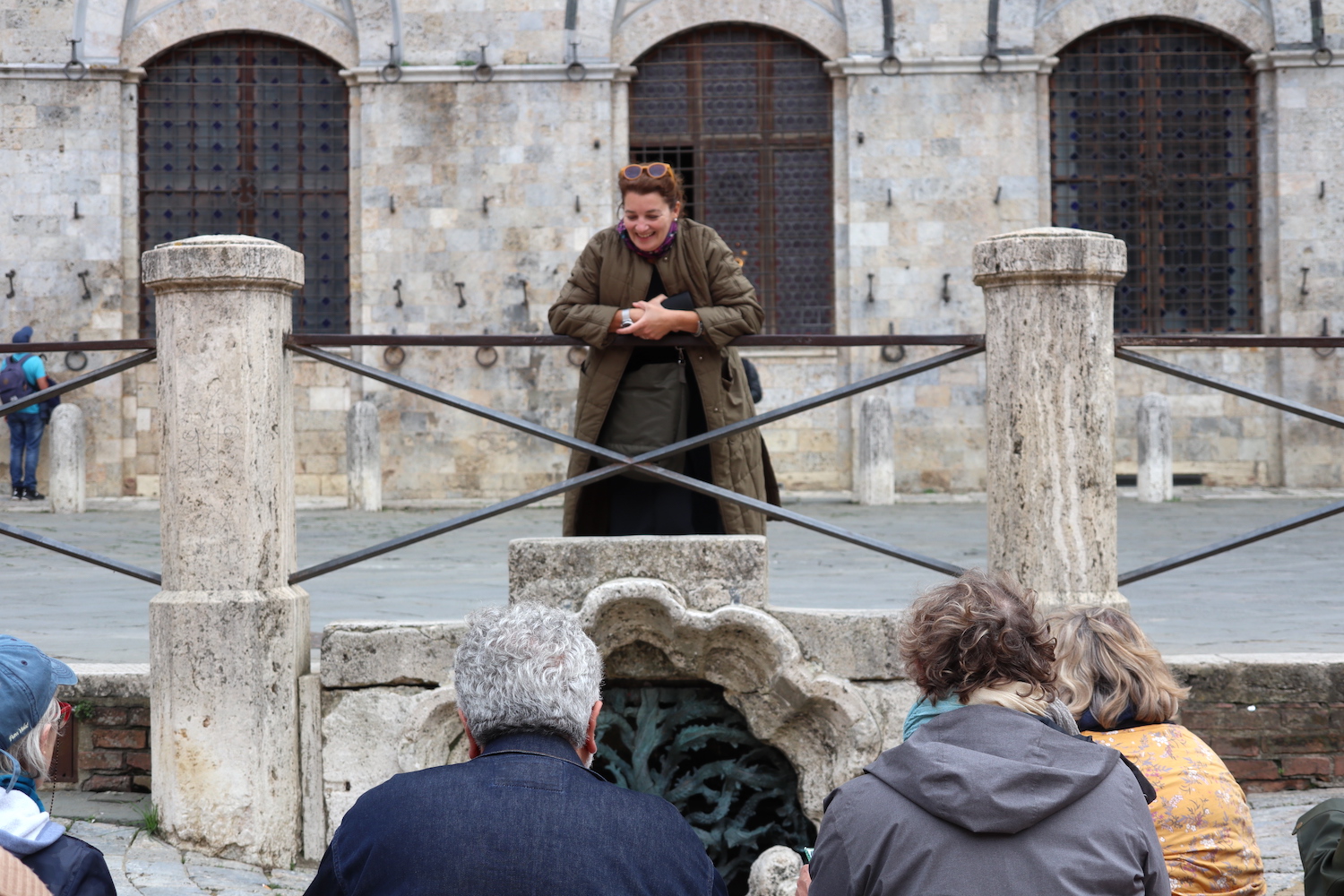 Marie Détrée en pleine explication du motif (Sienne, piazza del Campo)