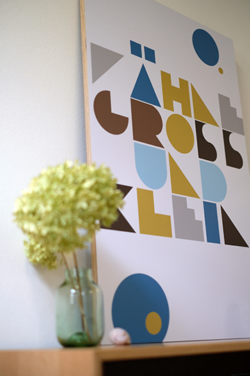 Wartebereich mit Typografie-Motiv