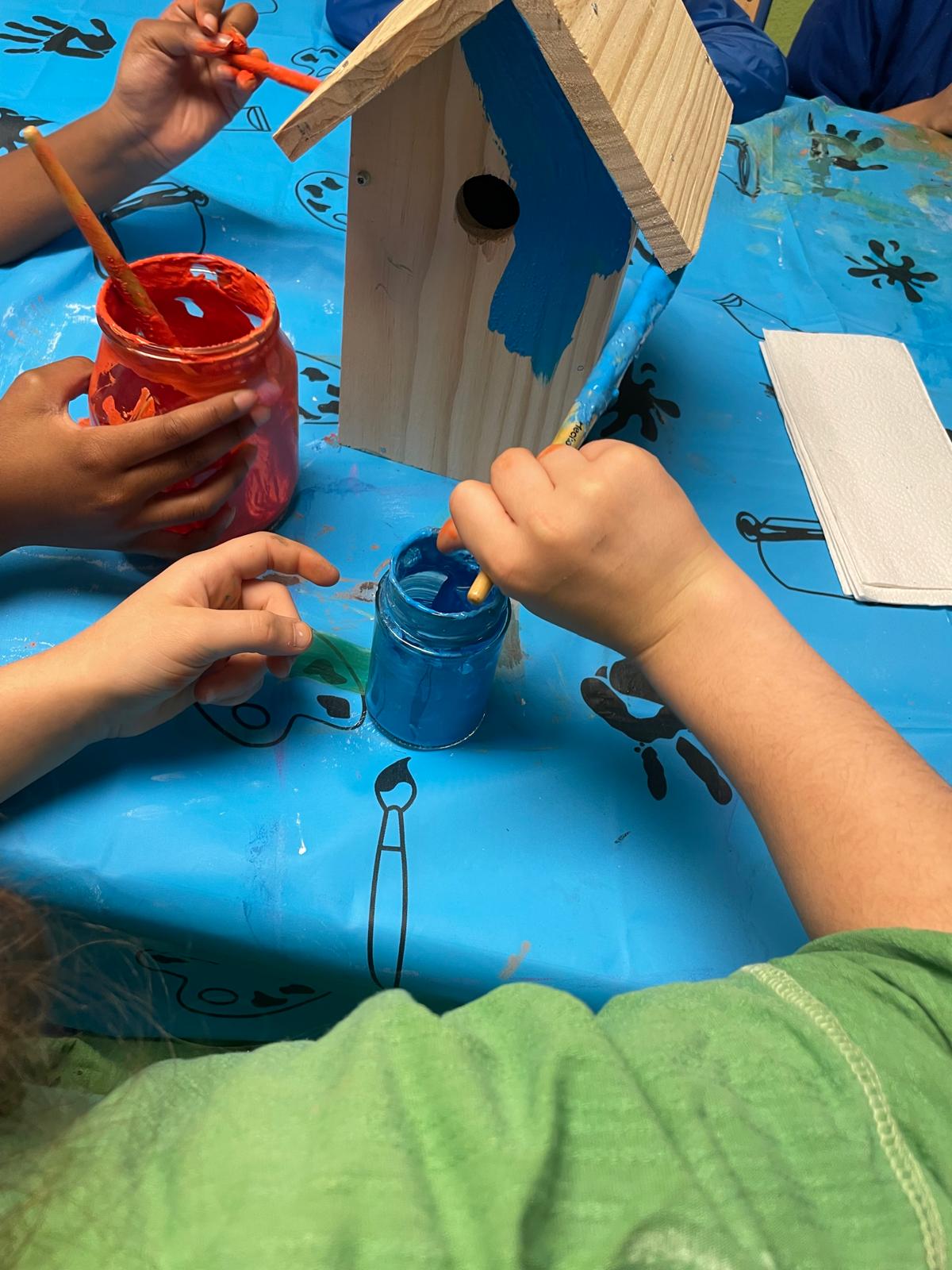 Oktober 2025: Bemalen der Nistkästen