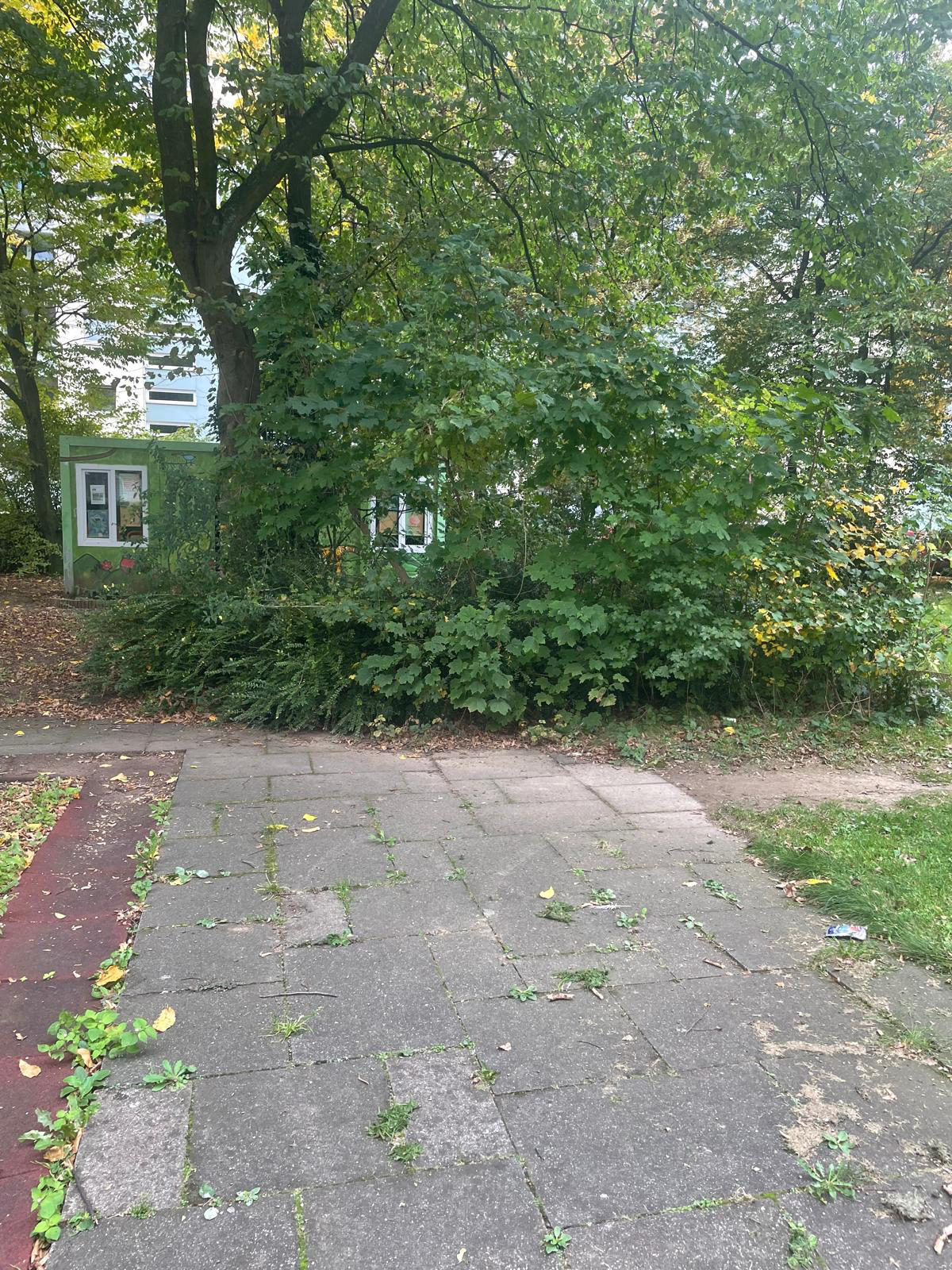 Oktober 2025: Container und Fußgängerweg