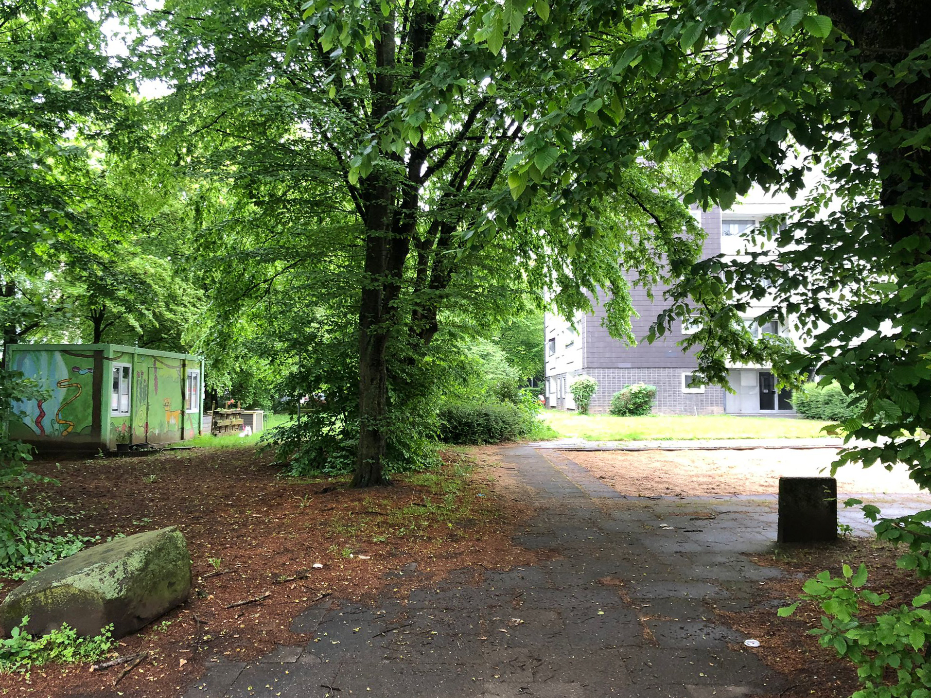 April 2026: Container und Fußgängerweg