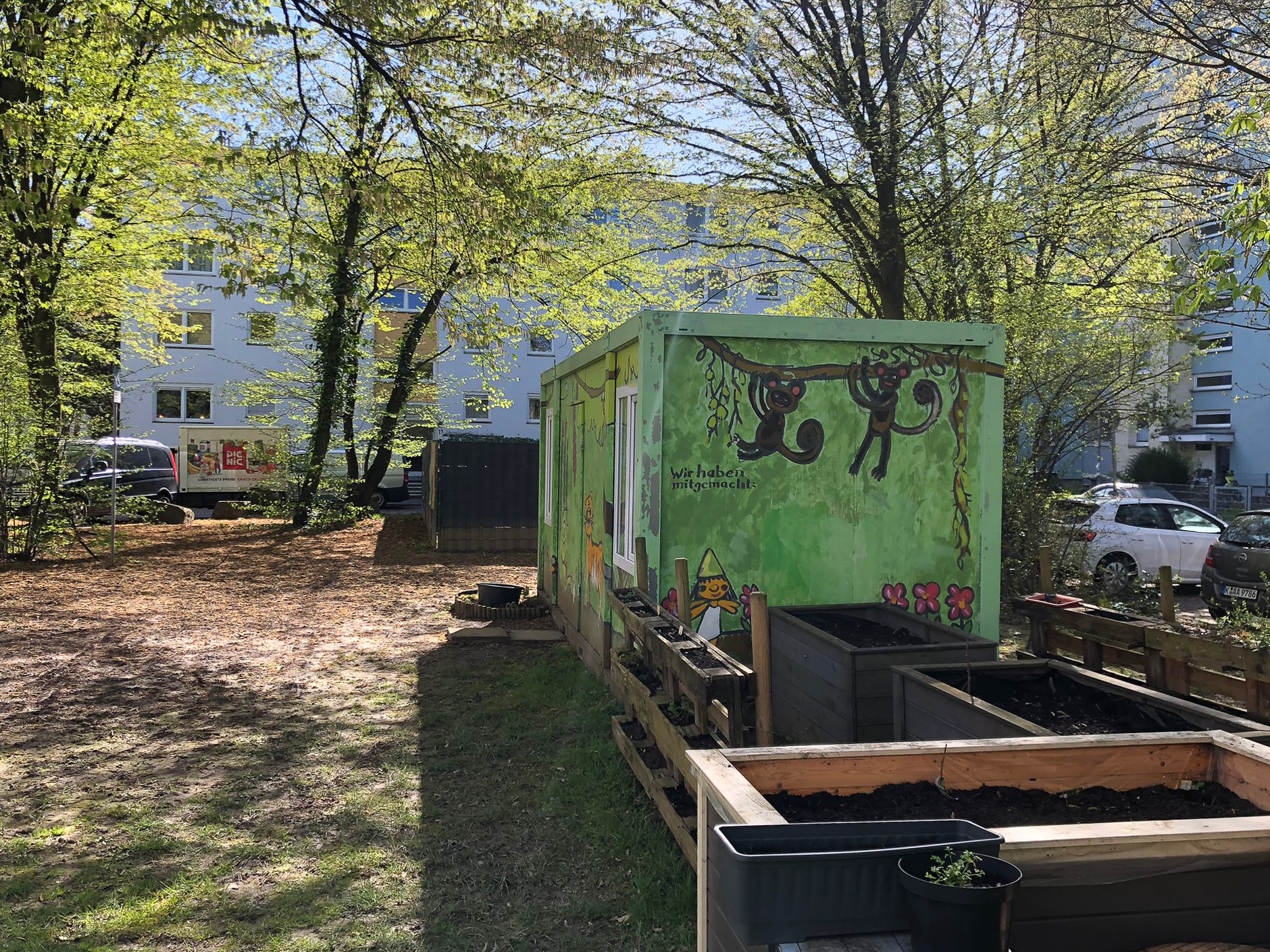 März 2026: Seitenansicht Container und Beete