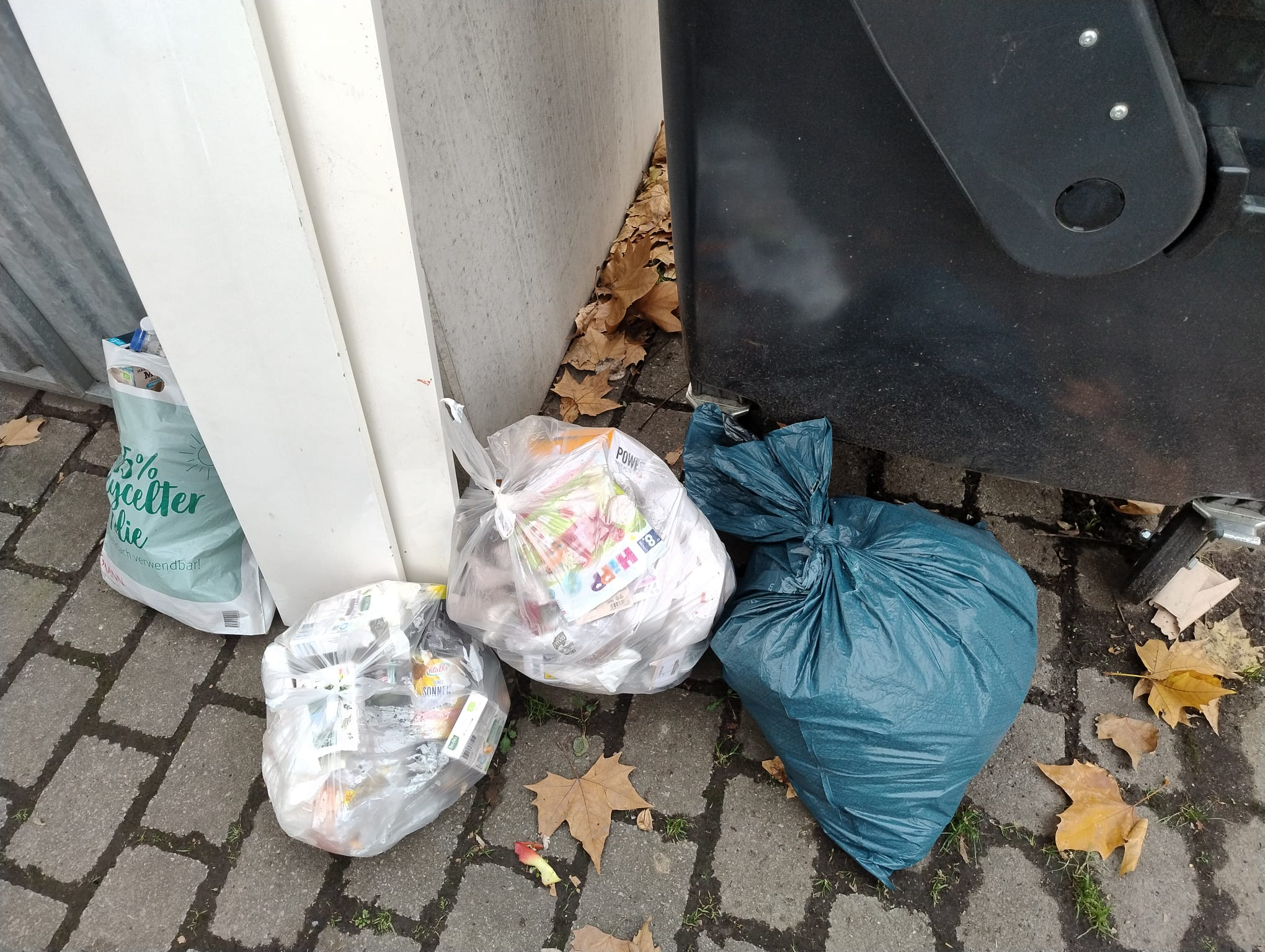 Oktober 2025: Wilder Hausmüll am Müllplatz Steubenstraße