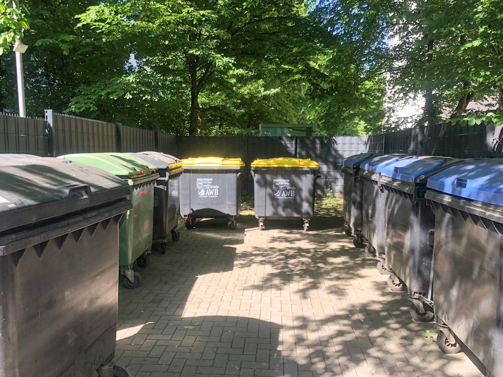 Mai 2025: Innenansicht Müllplatz Ludwig-Quidde-Platz