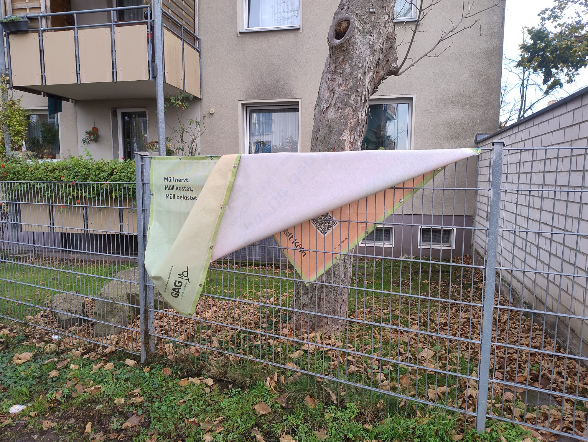 Oktober 2025: Hallo Nachbar Banner loslösend