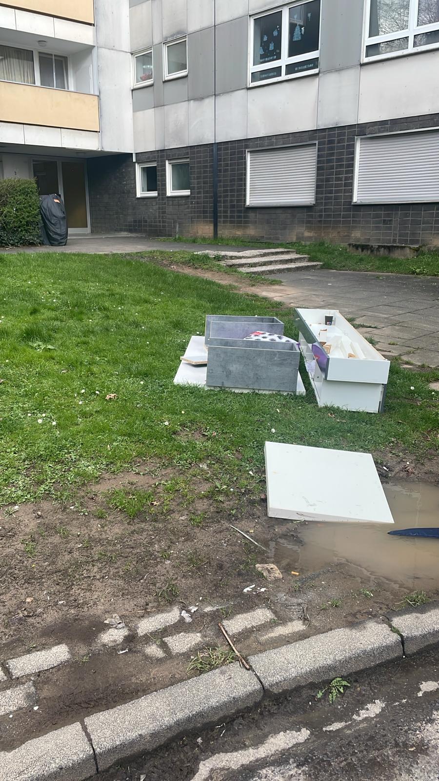 März 2026: Wilder Sperrmüll am Ludwig-Quidde-Platz