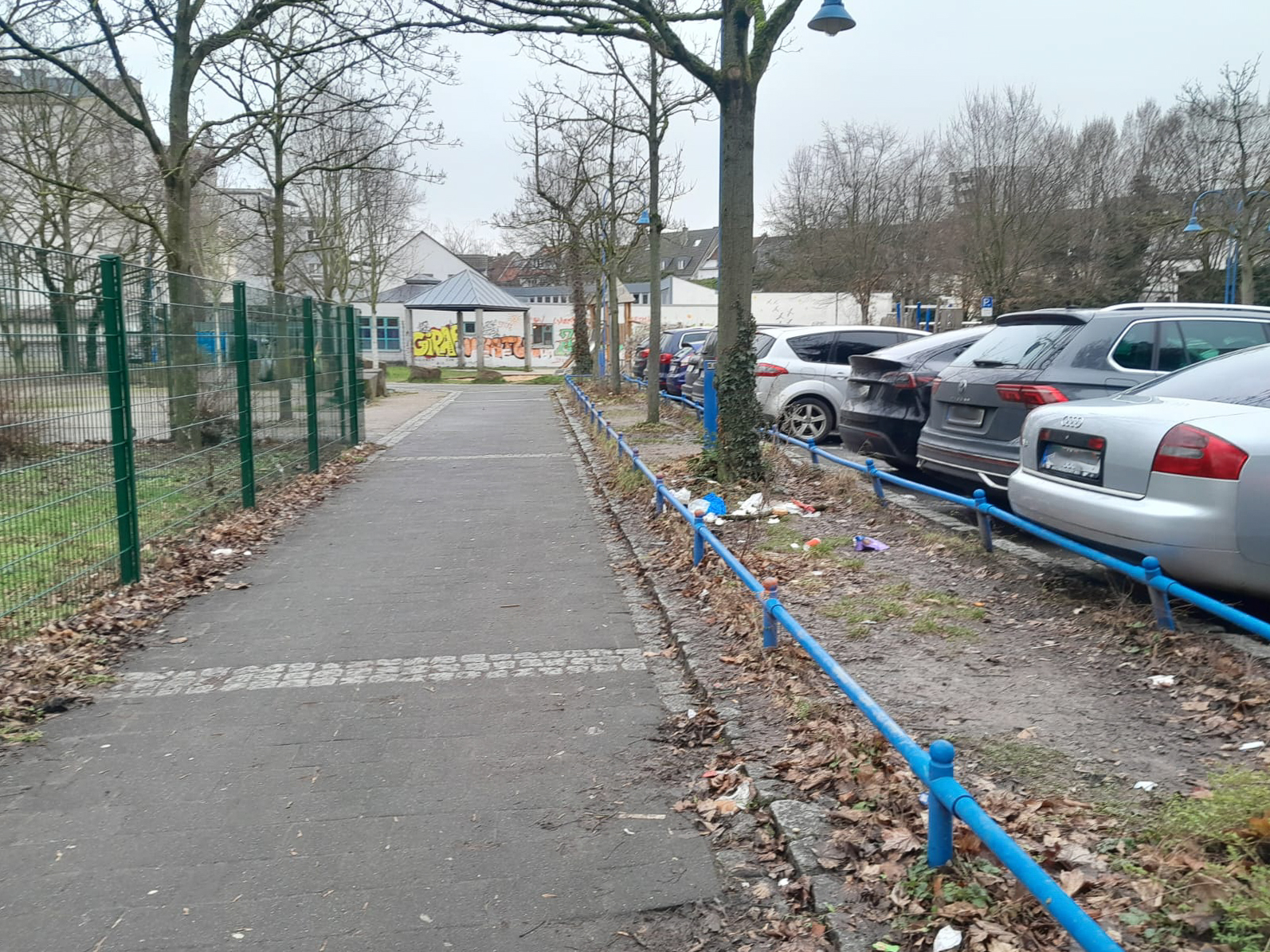 Februar 2026:  Fußgängerweg; Blick Richtung Genovevagarten