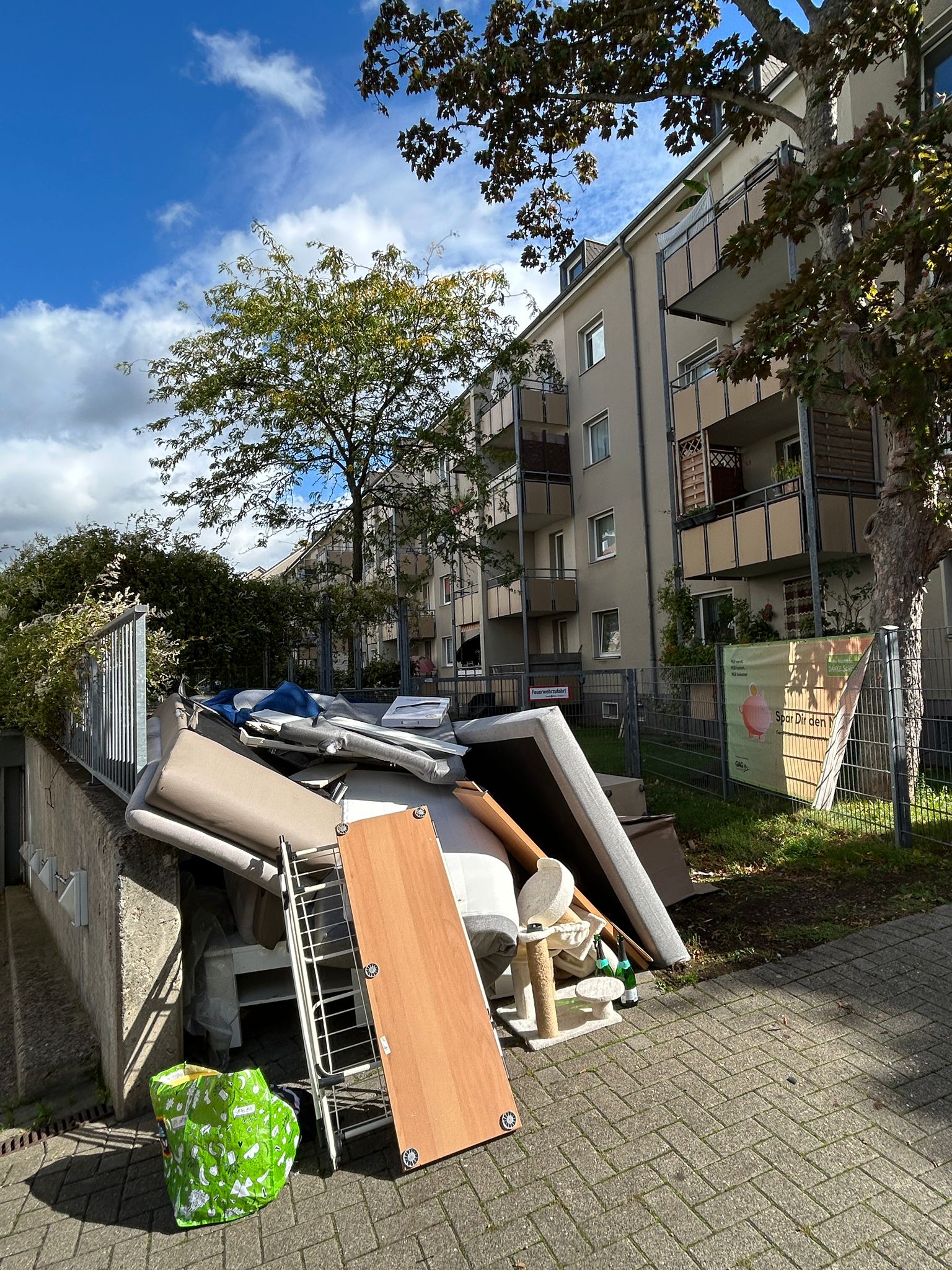 September 2025: Wilder Sperrmüll am Müllplatz Silcherstraße