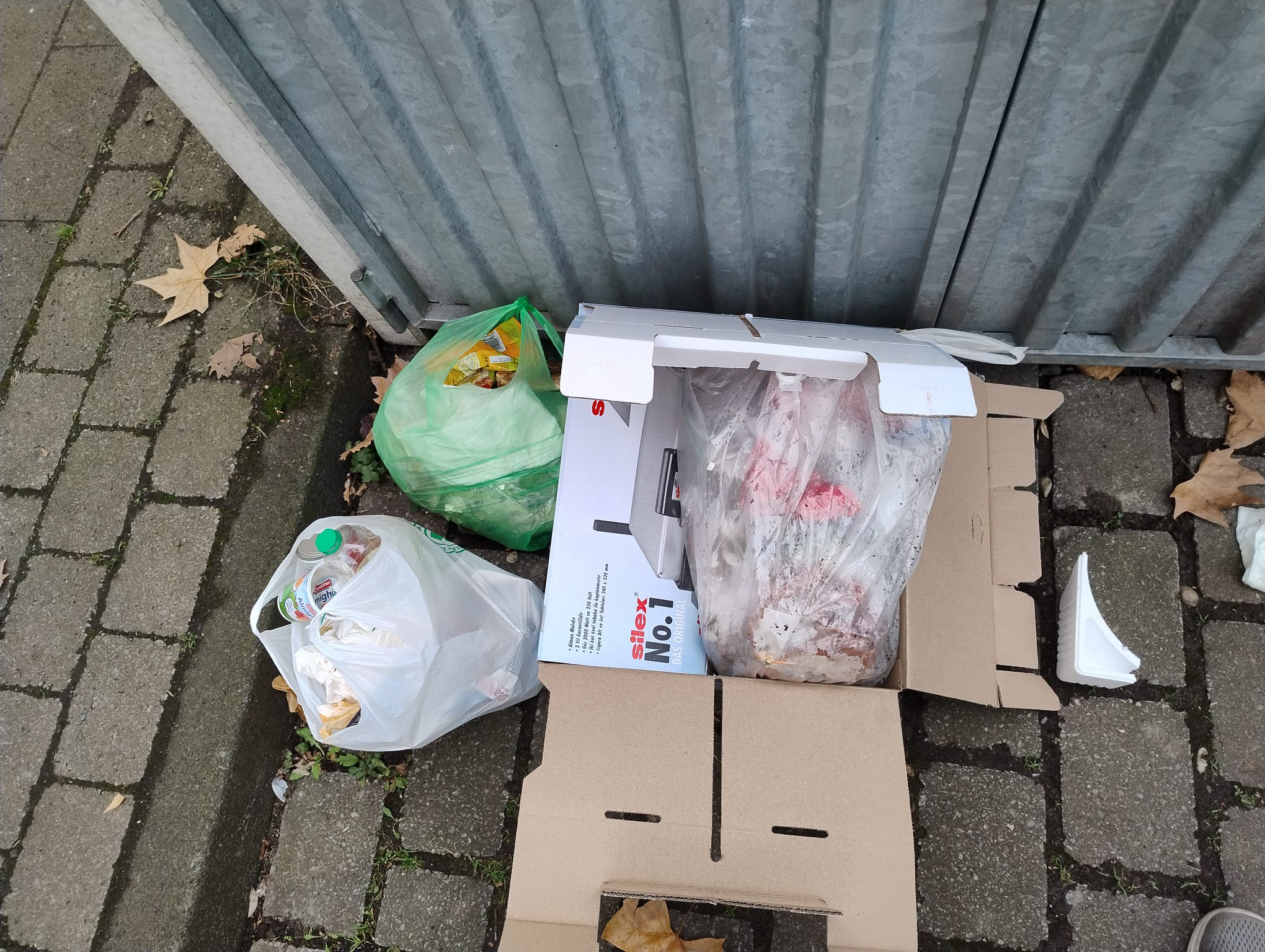 Oktober 2025: Wilder Hausmüll am Müllplatz Steubenstraße