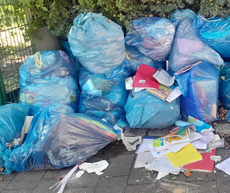 September 2025: Wilder Müll am Durchgang vom Genovevahof in Richtung Keupstraße