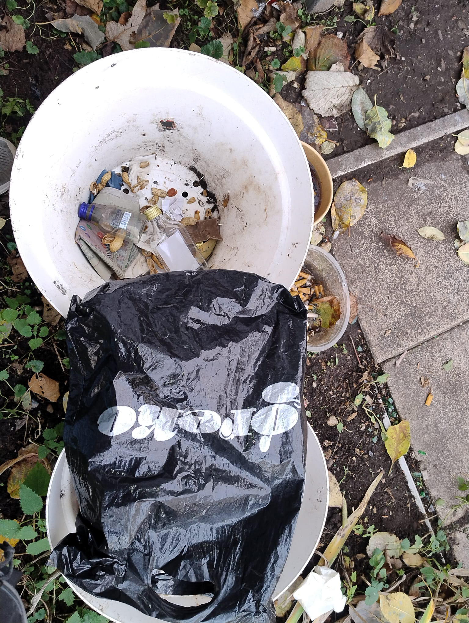 Oktober 2025: Wilder Müll im Vitalisgärtchen