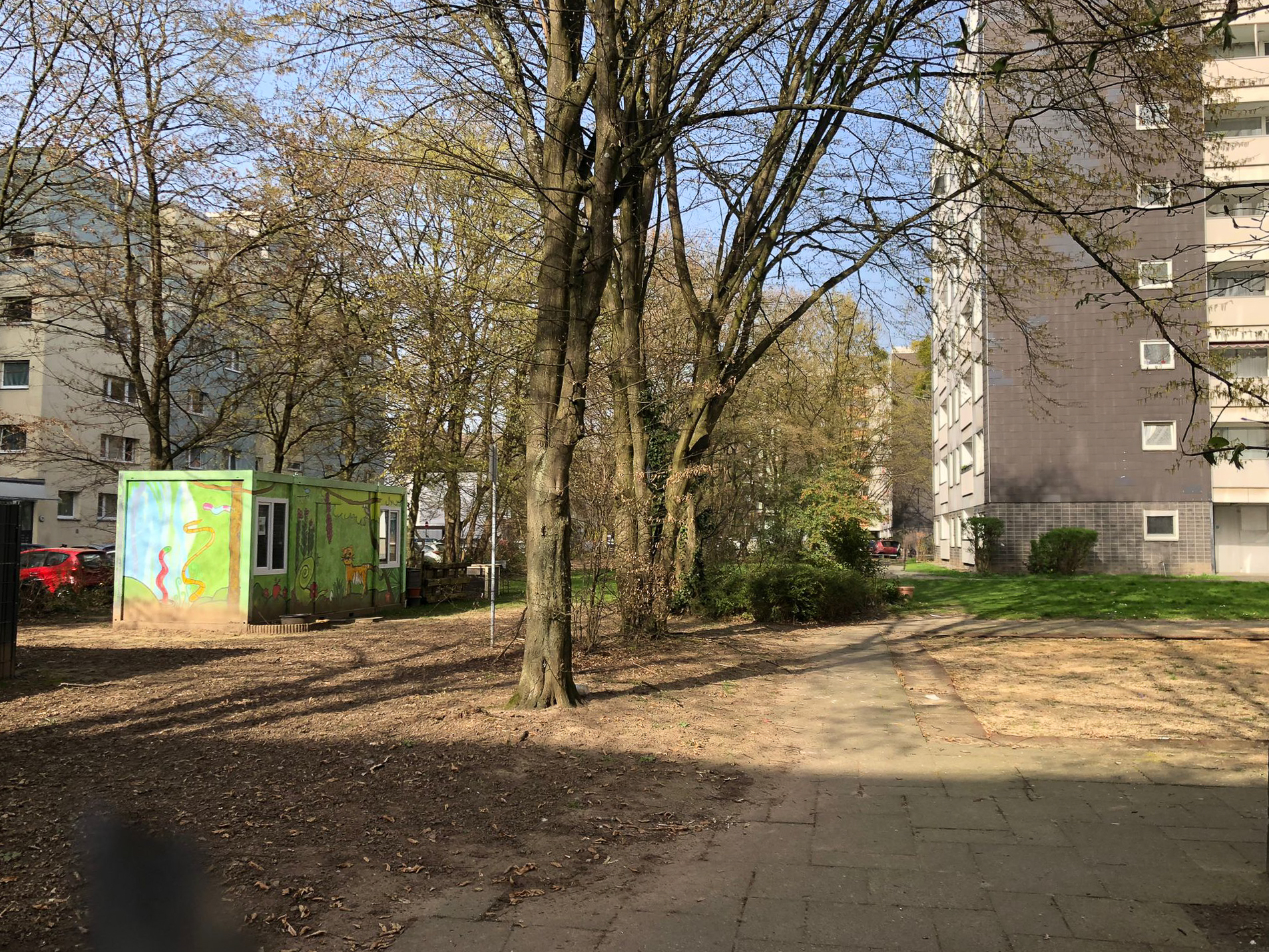 Februar 2026: Container und Fußgängerweg