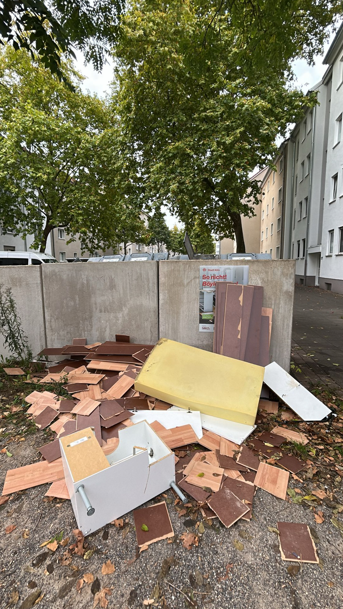 September 2025: Müllplatz Steubenstraße wilder Sperrmüll