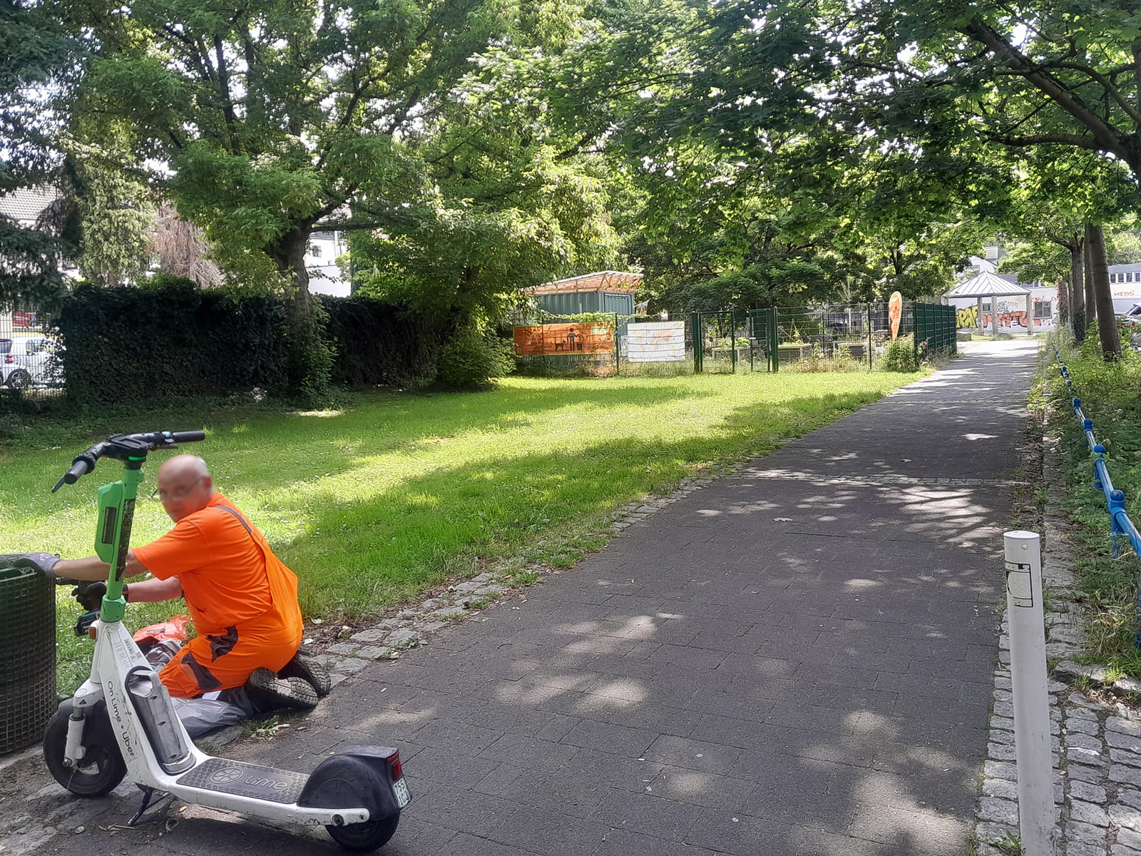 Mai 2025: Fußgängerweg; Blick Richtung Genovevagarten