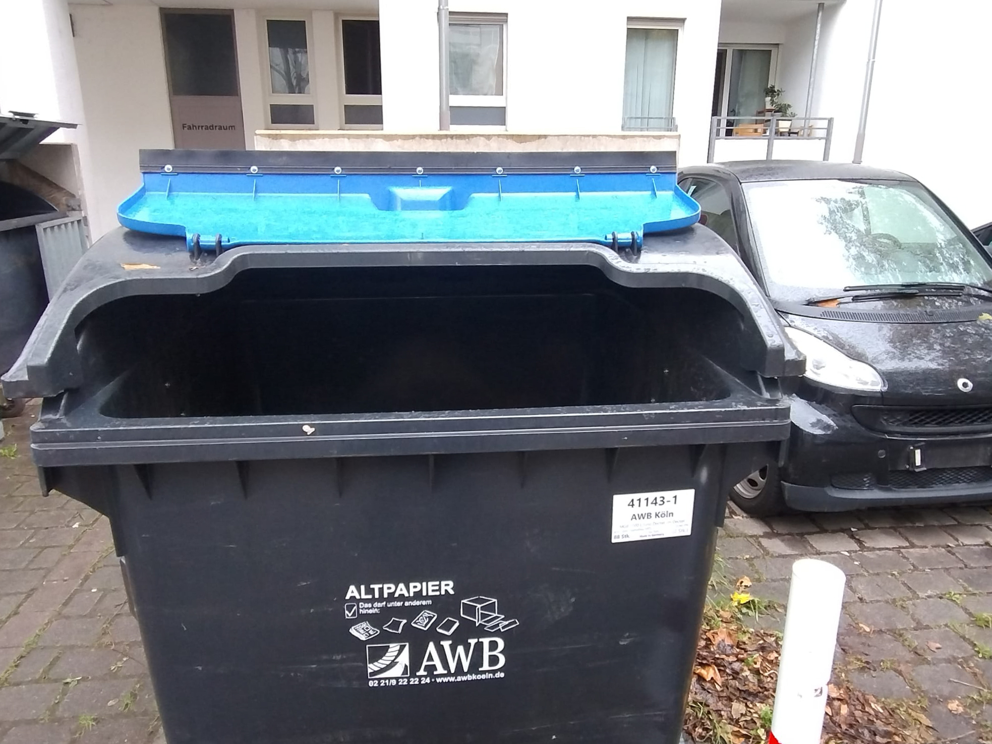 Oktober 2025: Geleerte Papiertonne