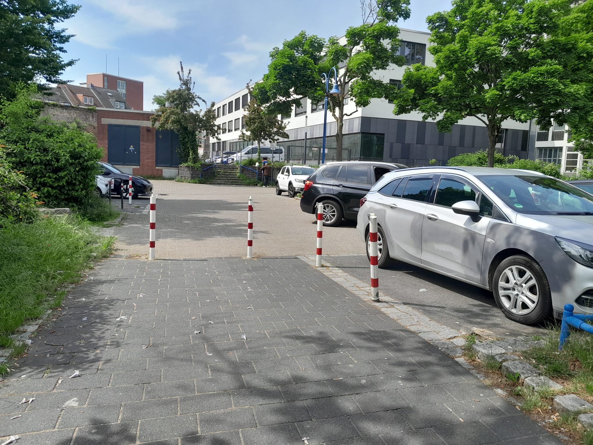 April 2025: Blick auf Fahrradnadeln und Parkplätze