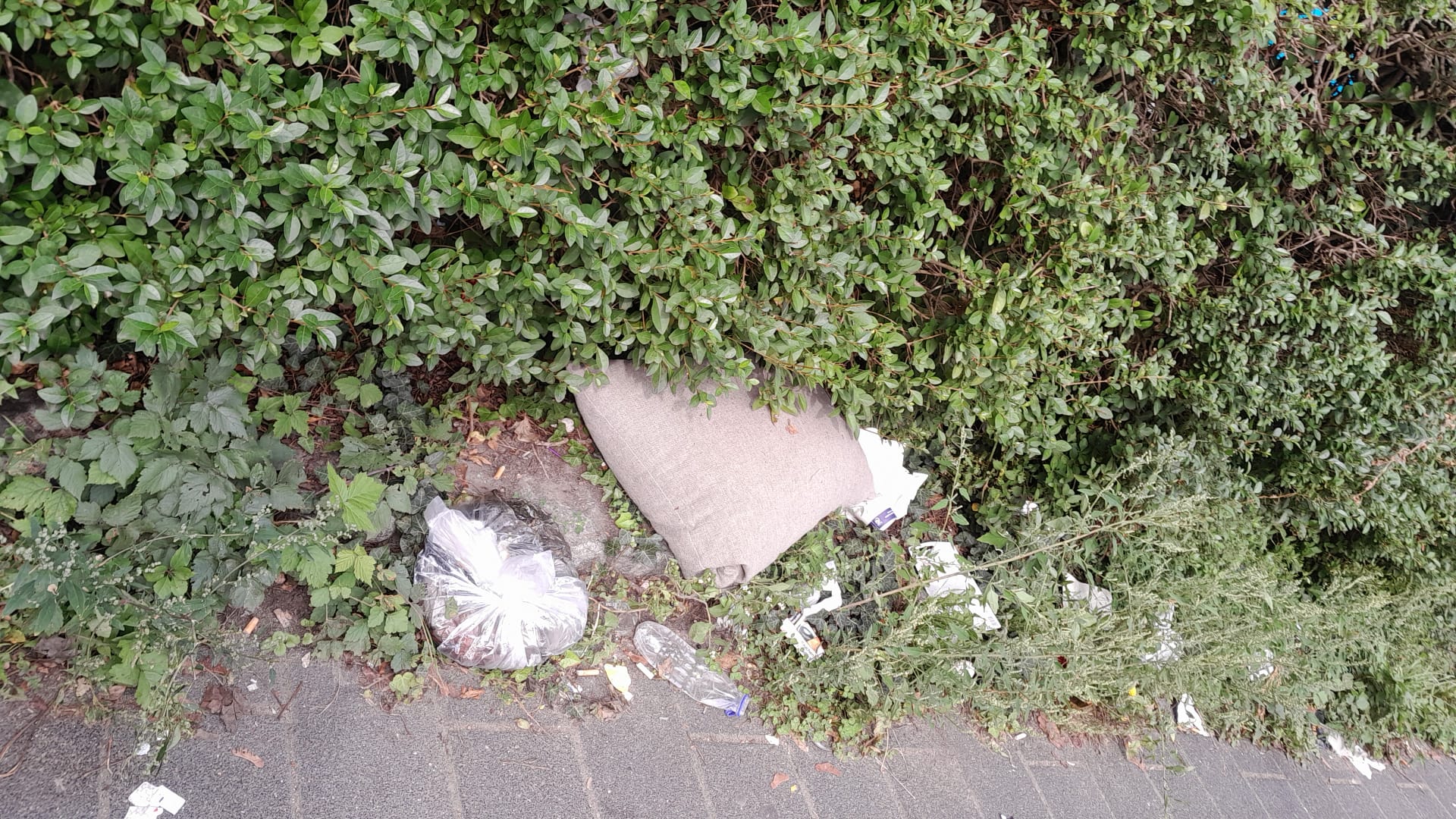 September 2025: Wilder Müll Nahaufnahme; Durchgang vom Genovevahof in Richtung Keupstraße