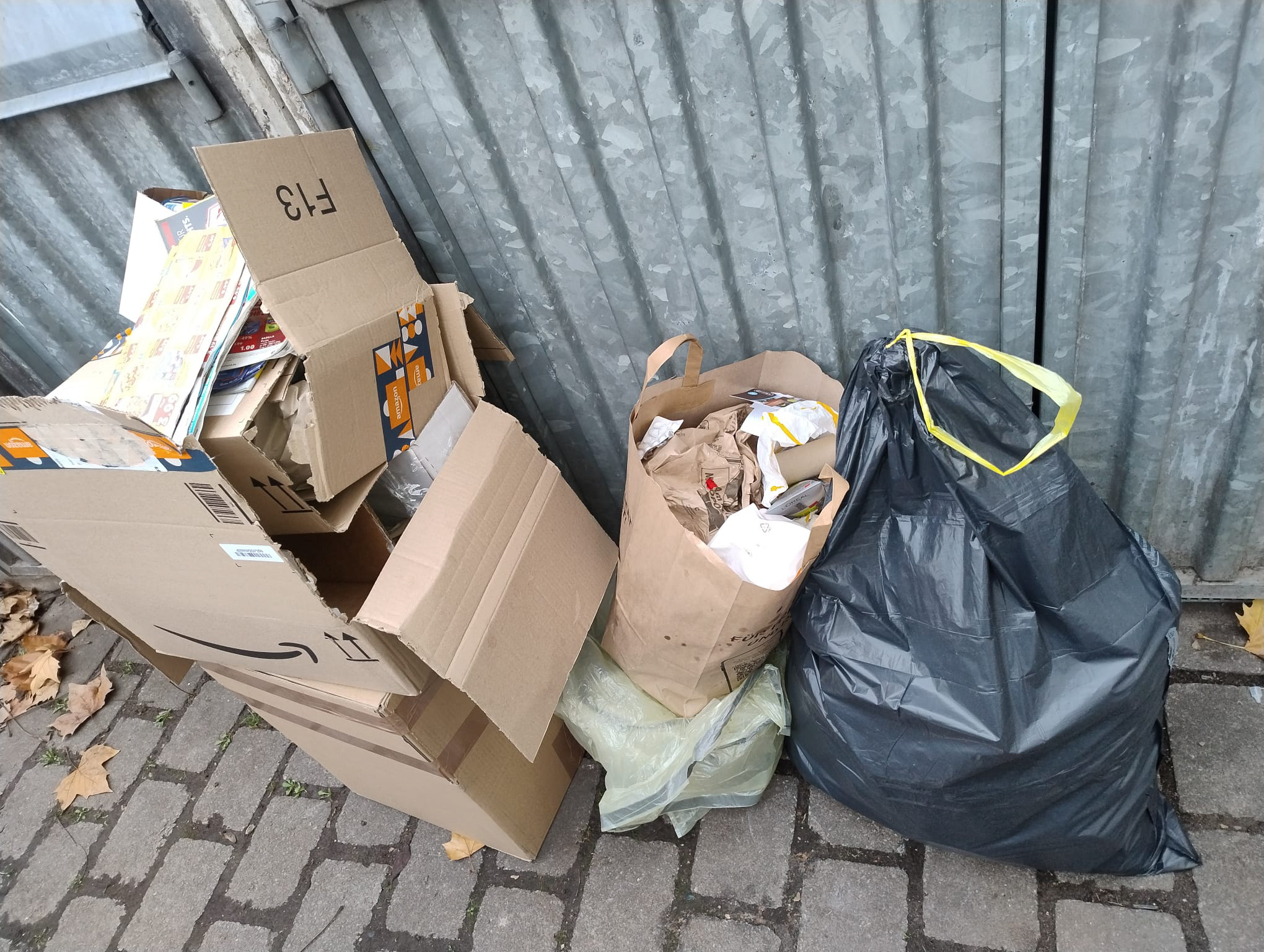 Oktober 2025: Wilder Hausmüll am Müllplatz Steubenstraße