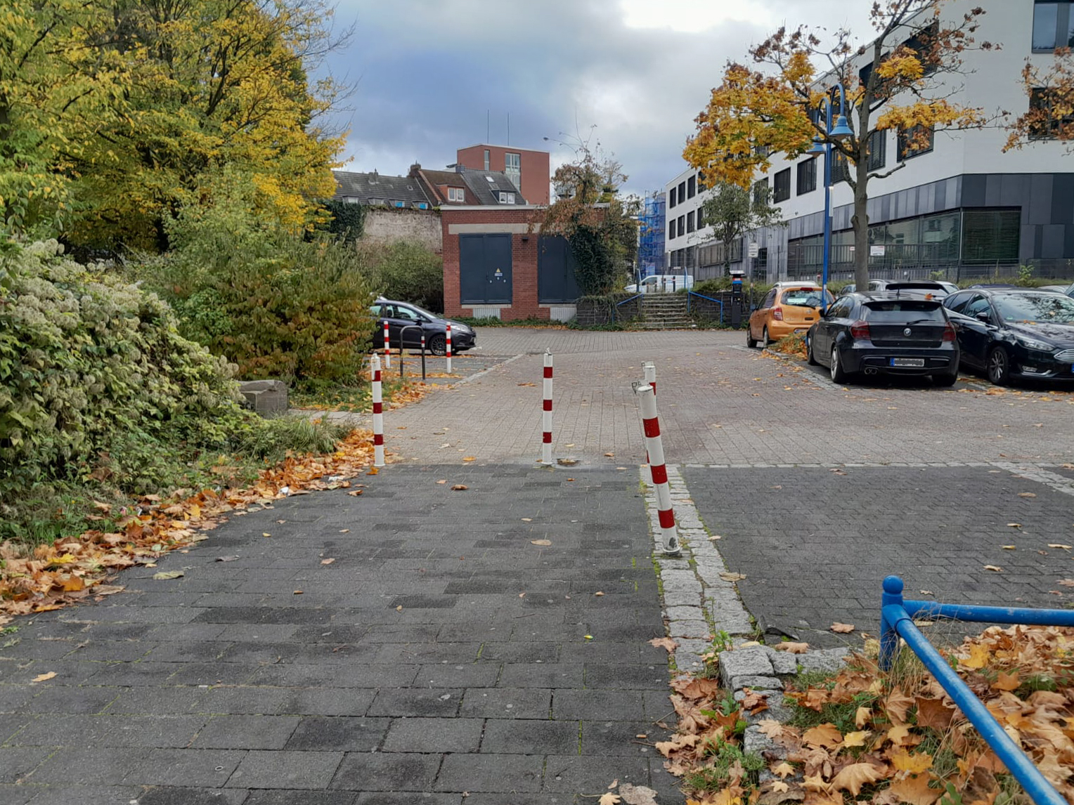 Oktober 2025: Blick auf Fahrradnadeln und Parkplätze