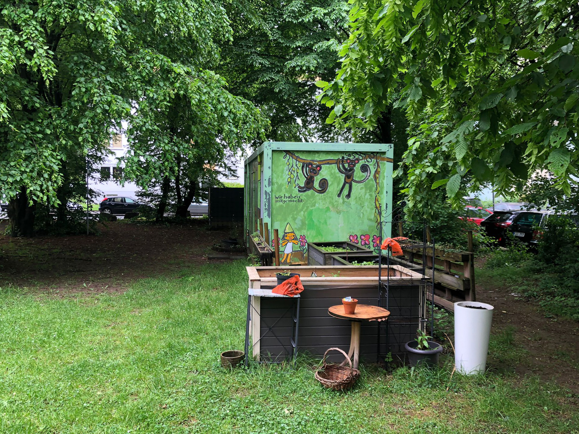 April 2026: Seitenansicht Container und Beete