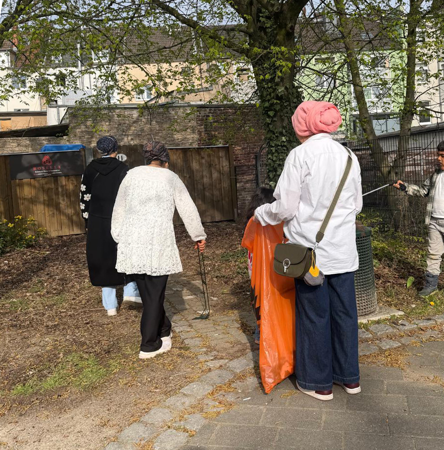 Nachbar*innen aus dem Keupviertel sammeln Müll im Genovevahof