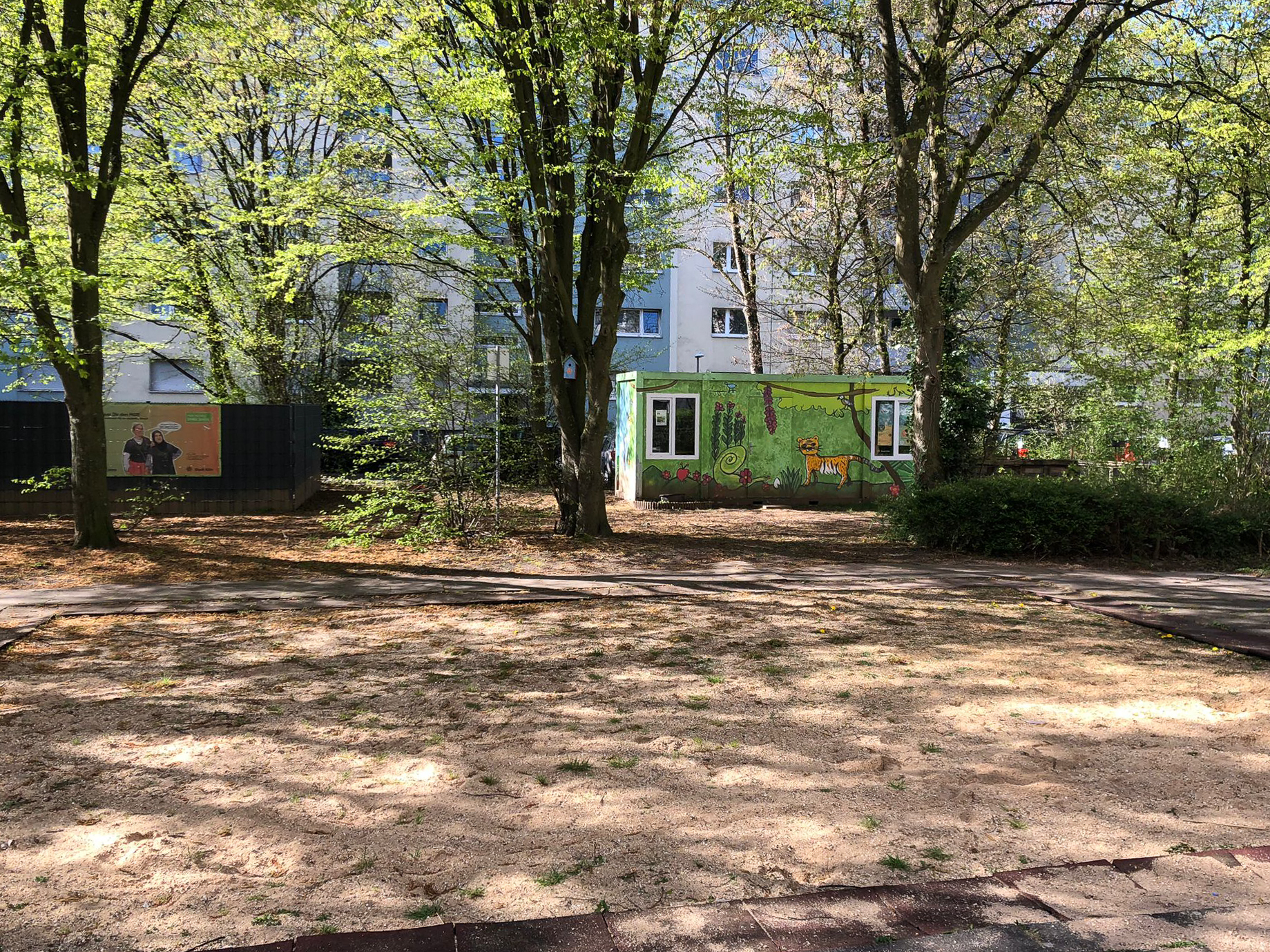 März 2026: Sandkasten und Frontalansicht Container