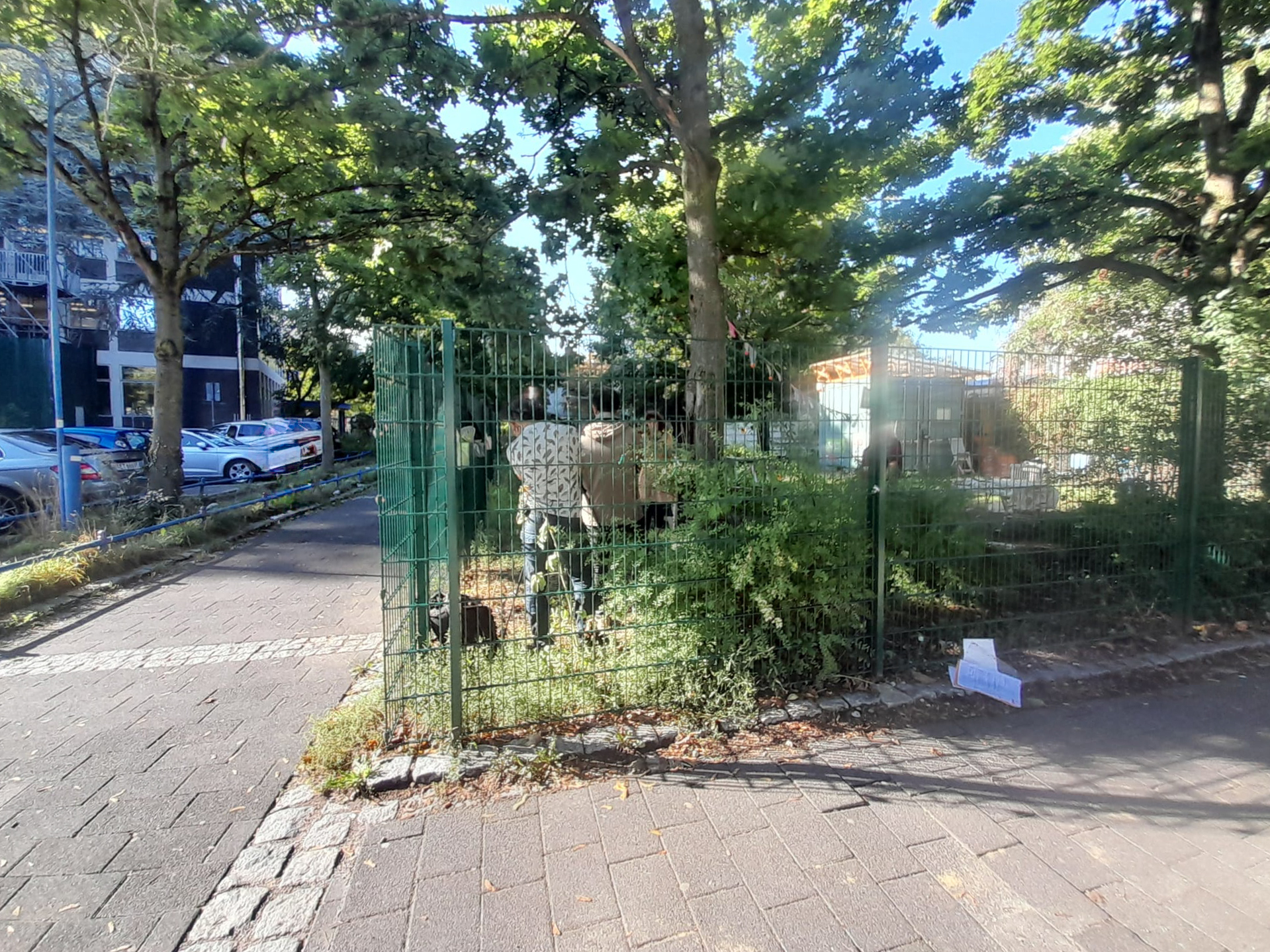 September 2025: Ecke Genovevagarten, wilder Müll