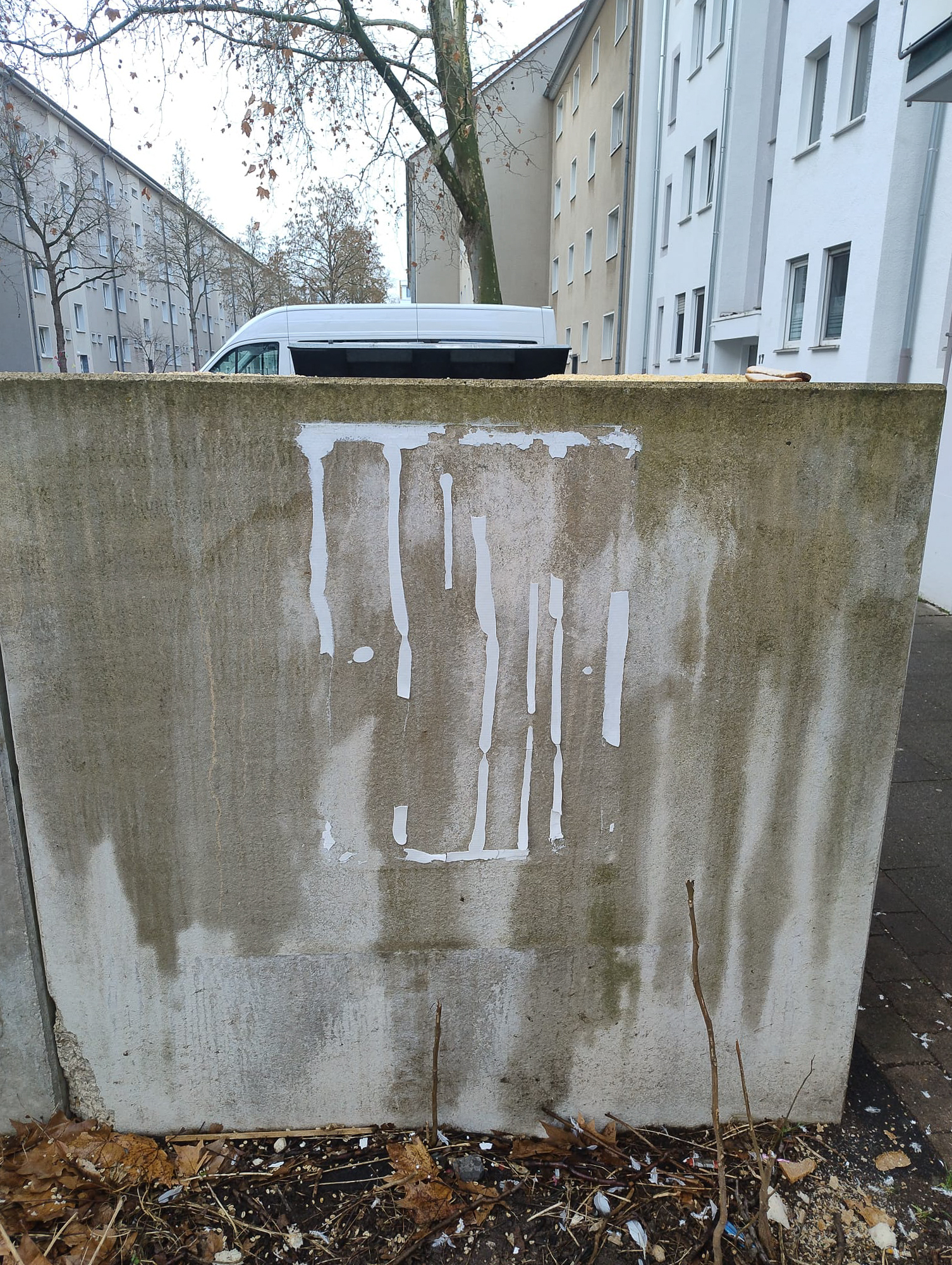 Februar 2026: Abgerissenes Sperrmüllschild, Müllplatz Steubenstraße
