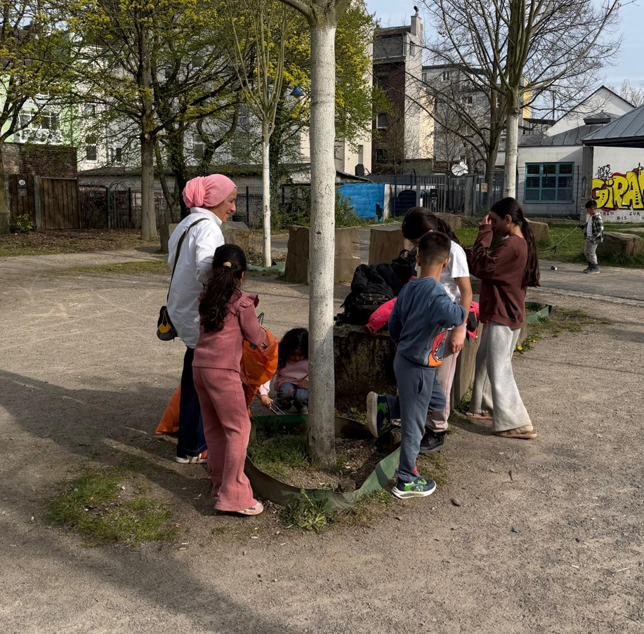 Auch die Kinder helfen mit.