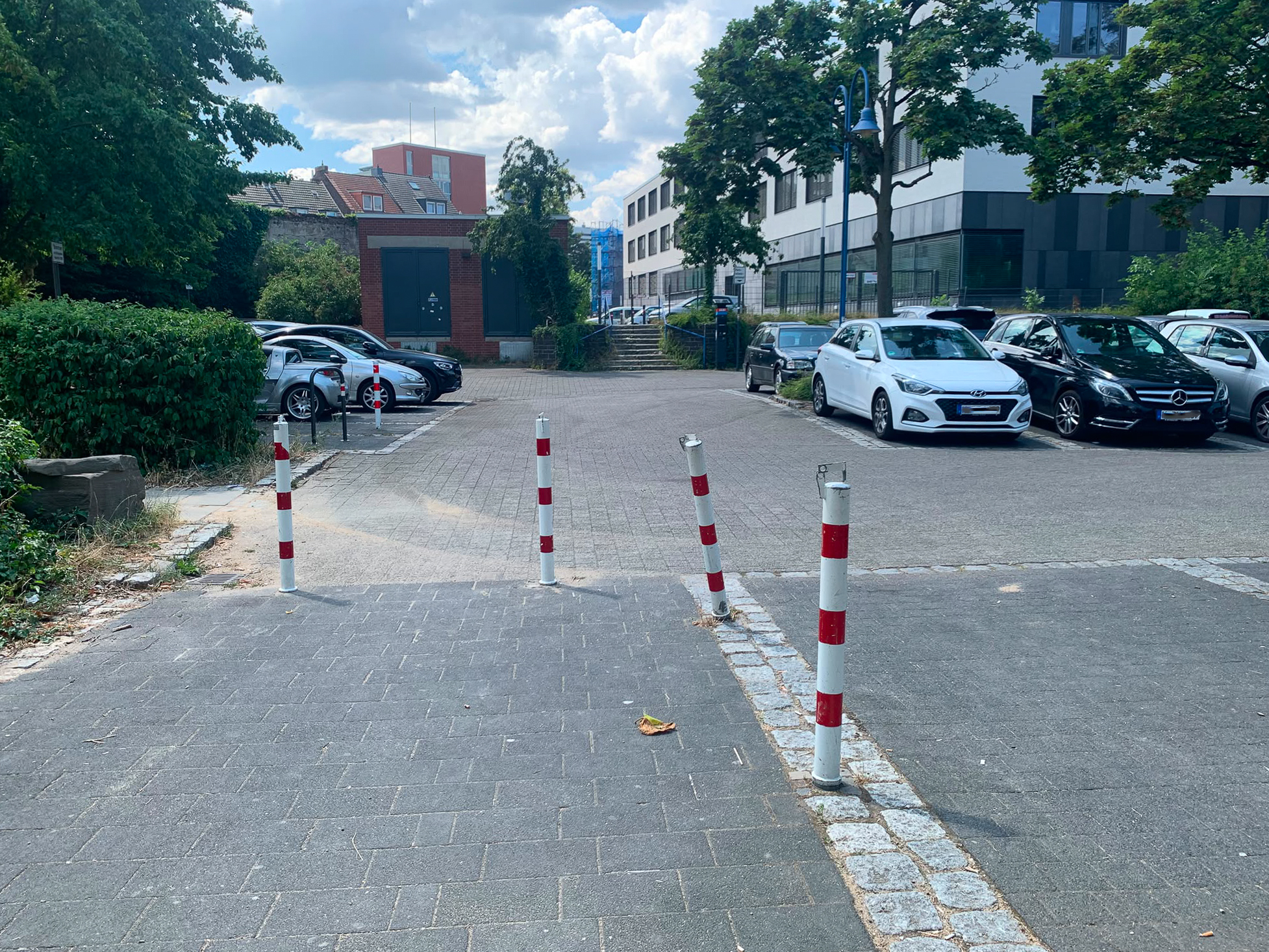 Juli 2026: Parkplatz und Fahrradnadeln