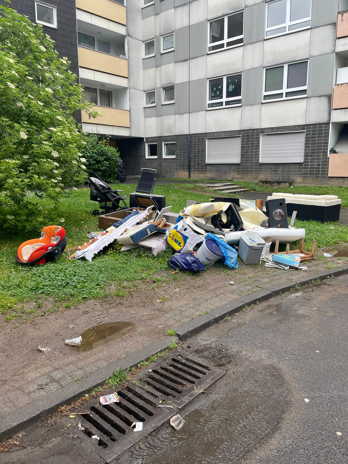 April 2026: Wilder Sperrmüll am Ludwig-Quidde-Platz