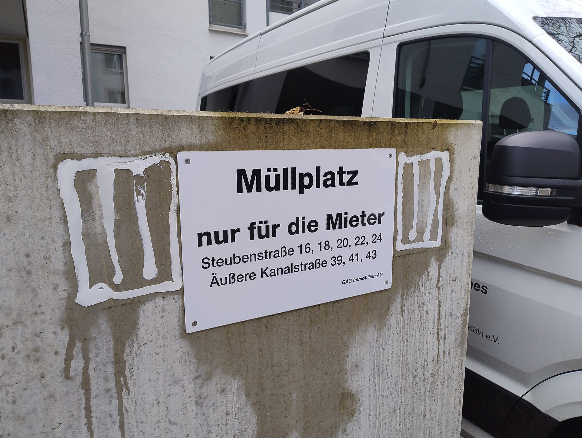 Februar 2026: Abgerissenes Papiermüllschilder, Müllplatz Steubenstraße