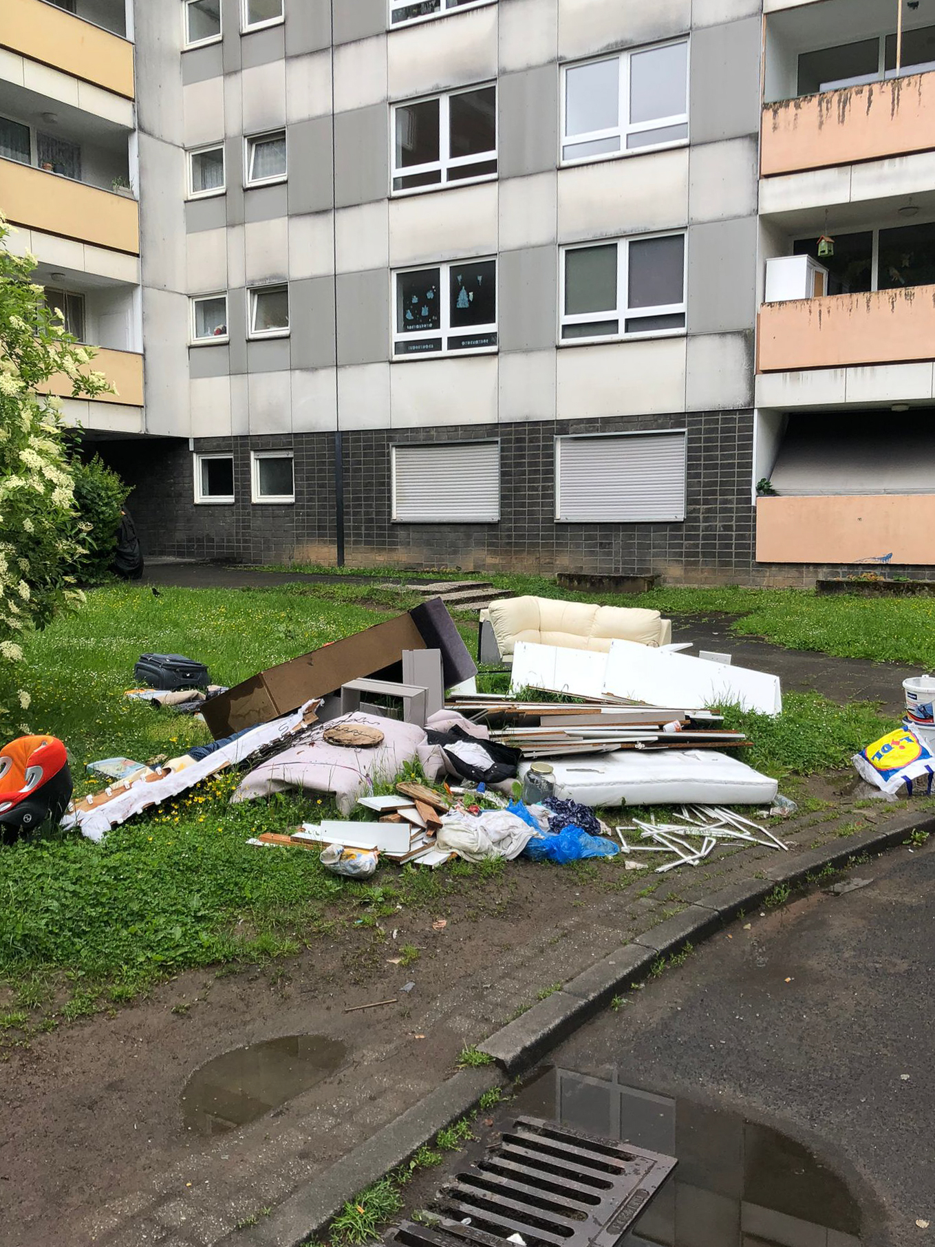 Mai 2026: Wilder Sperrmüll am Ludwig-Quidde-Platz