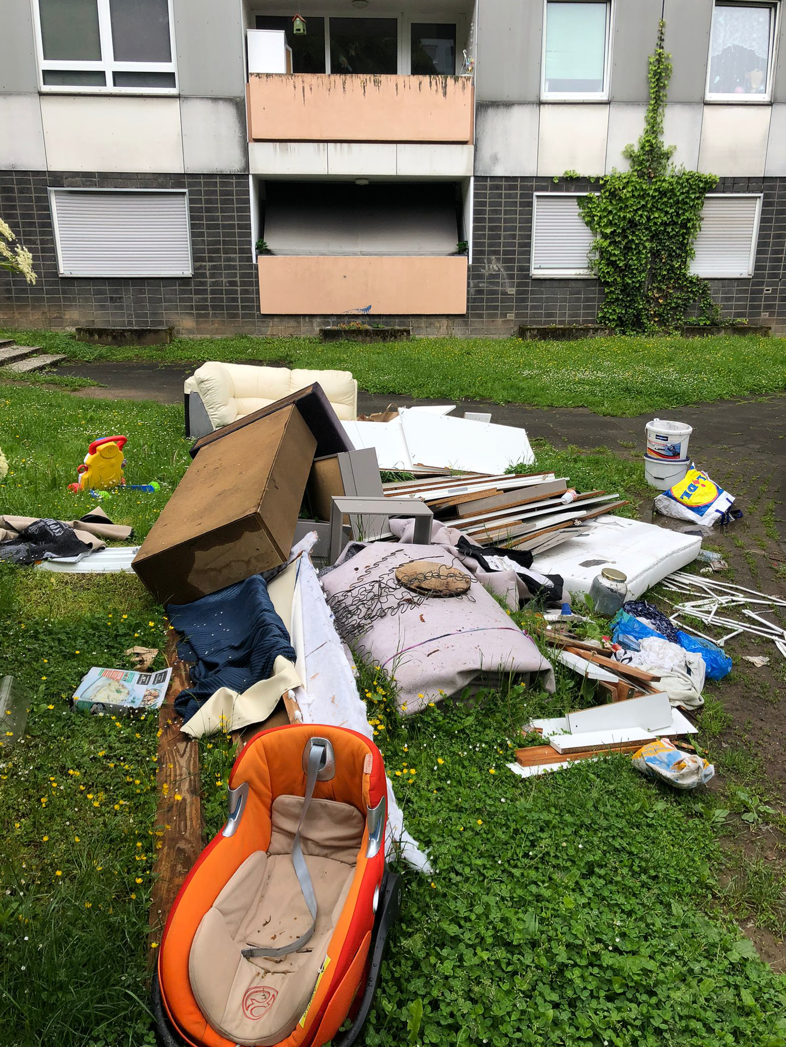 Mai 2026: Wilder Sperrmüll am Ludwig-Quidde-Platz