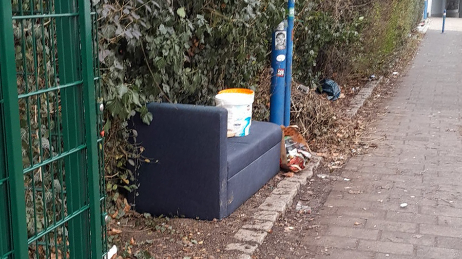 Februar 2026: Wilder Sperrmüll im Durchgang vom Genovevahof in Richtung Keupstraße