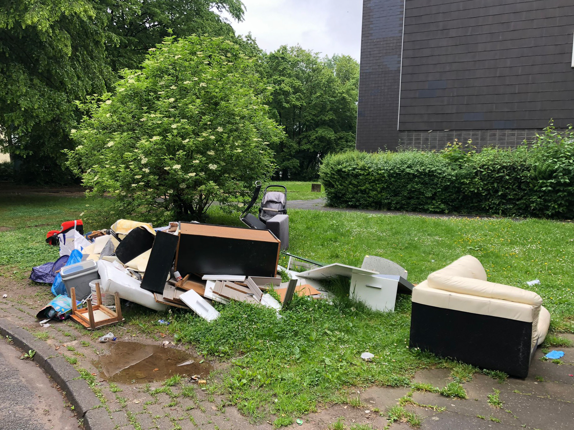 April 2026: Wilder Sperrmüll am Ludwig-Quidde-Platz