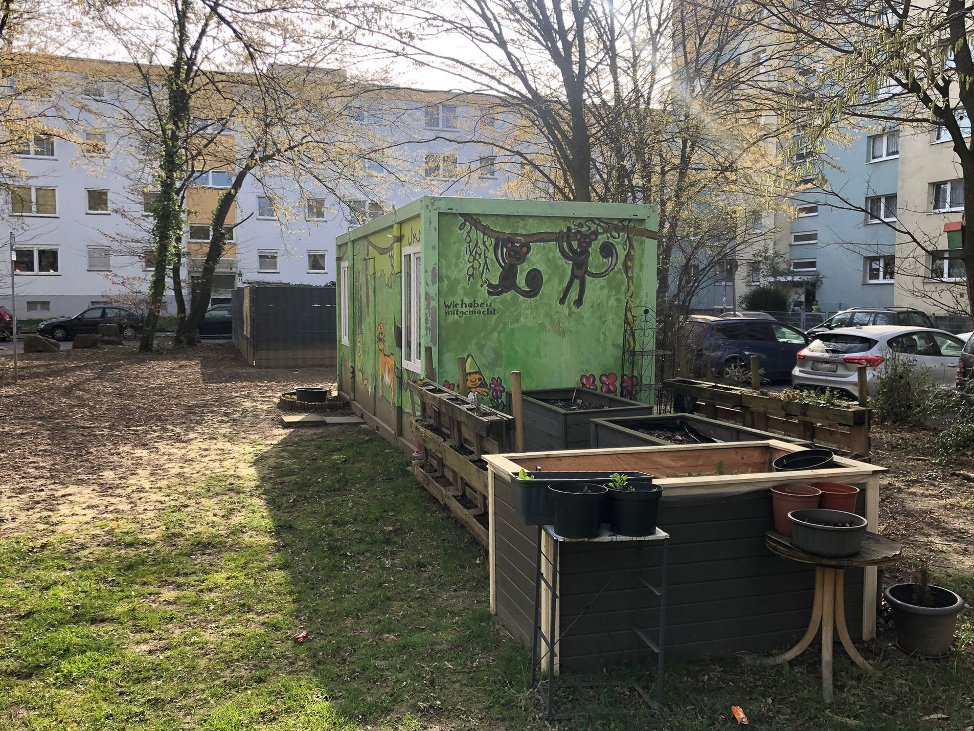 Februar 2026: Seitenansicht Container und Beete