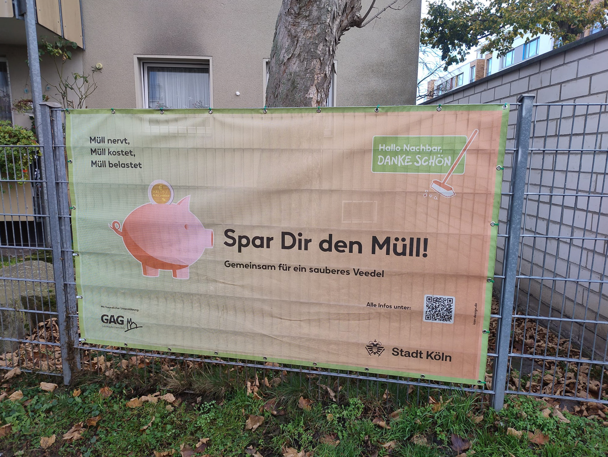 Oktober 2025: Hallo Nachbar Banner neu angebracht