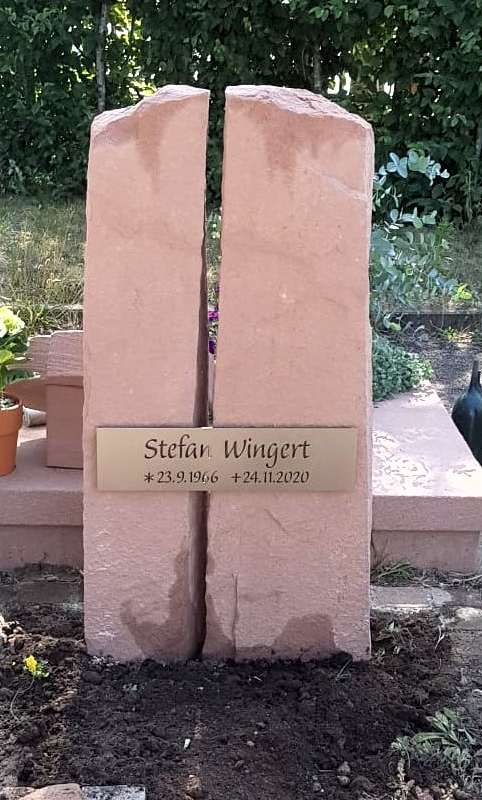Urnengrabstein mit Sandstein und gesandelter Edelstahlschriftplatte