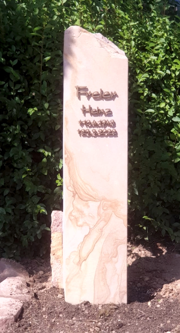 Sandsteinstele in Obersimten mit Bronzeschrift