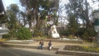 天王寺動物園で休憩する兄弟