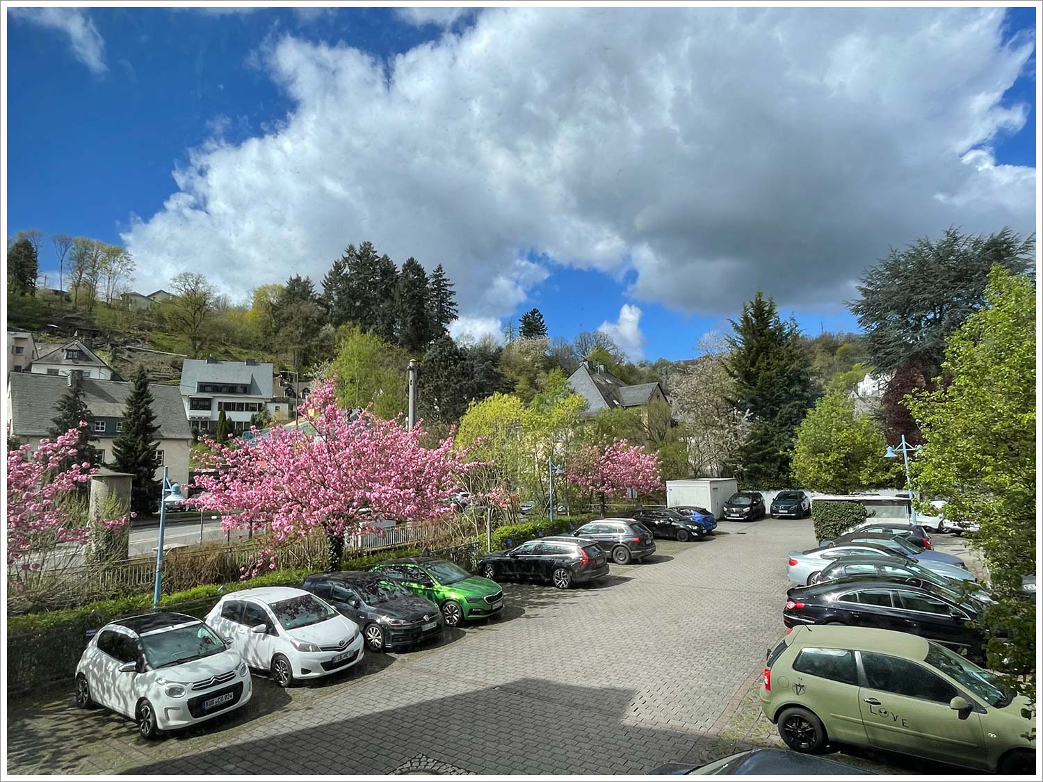 Gustav-Manz-Haus (Rückseite) Parkplatz vor der Praxis Kos